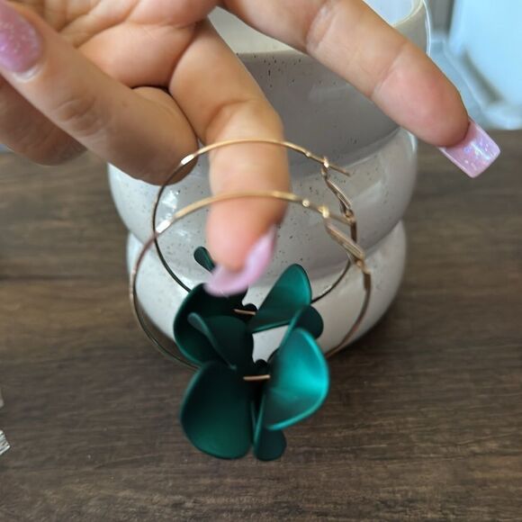 Elegant Green Floral Hoop Earrings - Picture 6 of 9